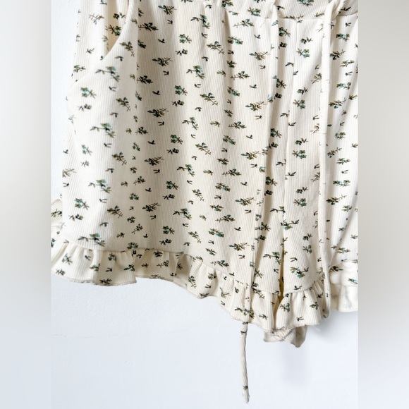 Akaiv Floral Ribbed Shorts - Picture 4 of 5